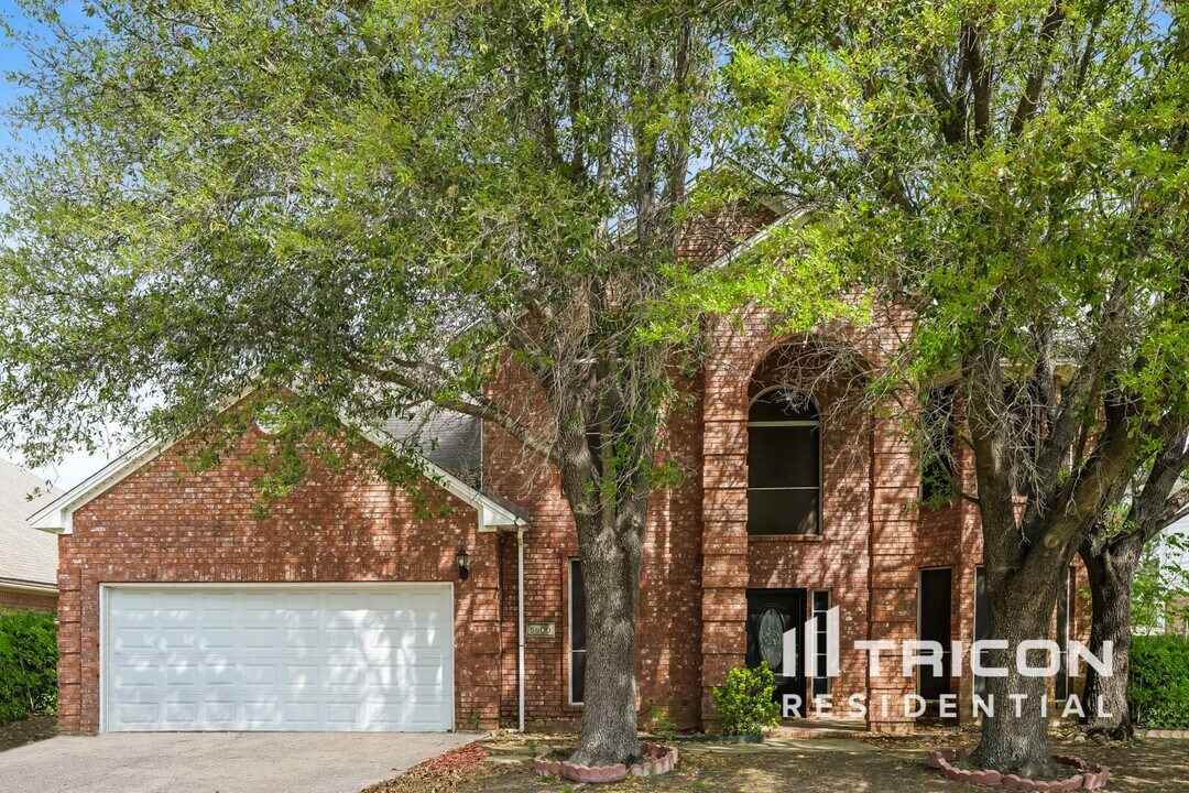 5900 Ember Glen Dr in Haltom City, TX - Building Photo