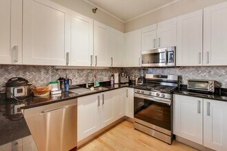 744 N Clark St in Chicago, IL - Foto de edificio - Building Photo