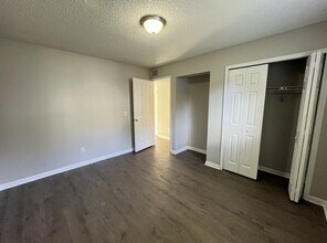 5026 Westchase Ct, Unit 1 in Jacksonville, FL - Foto de edificio - Building Photo