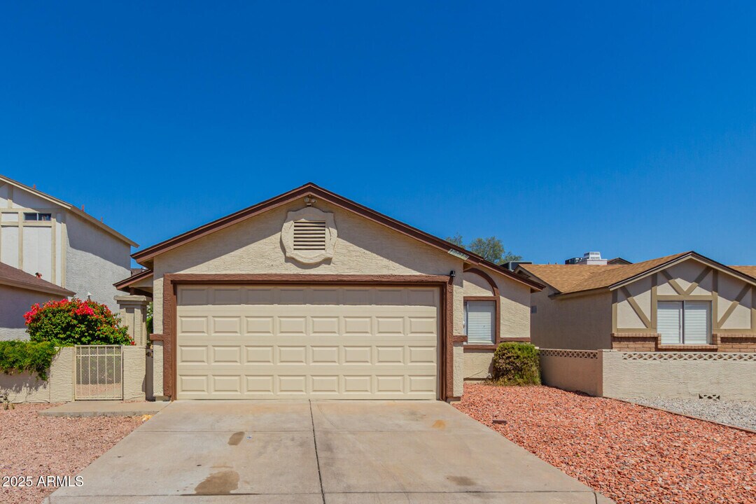 10015 N 66th Dr in Glendale, AZ - Building Photo