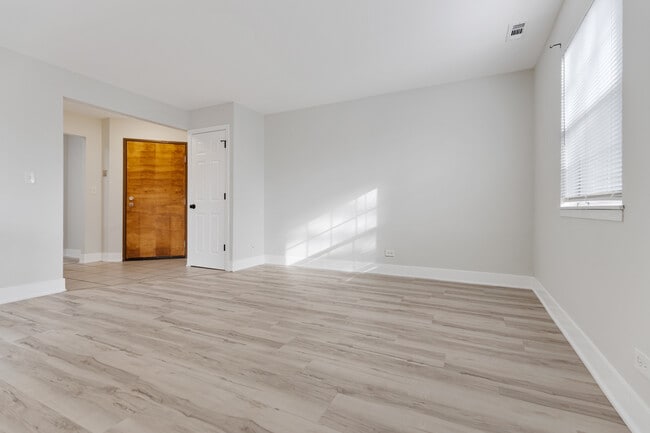 3 N Victoria Ln in Streamwood, IL - Building Photo - Building Photo