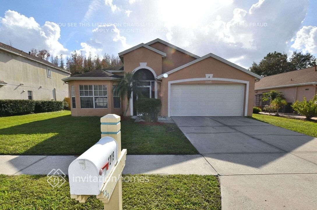 1219 Timber Trace Dr in Zephyrhills, FL - Foto de edificio
