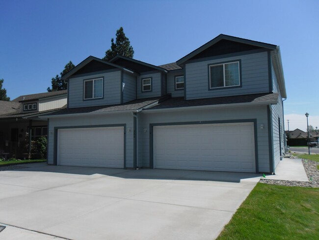 204 F St in Deer Park, WA - Foto de edificio - Building Photo