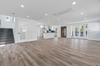 11613 Burbank Blvd in Los Angeles, CA - Building Photo - Building Photo