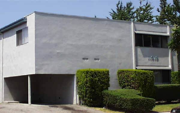 11915-11919 Courtleigh Dr in Los Angeles, CA - Building Photo - Building Photo