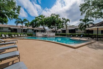4513 S Oak Dr, Unit Q32B in Tampa, FL - Foto de edificio - Building Photo