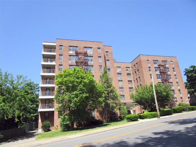 123 Valentine Ln in Yonkers, NY - Building Photo - Building Photo