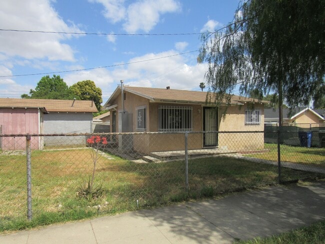 property at 607 S Plum Ave