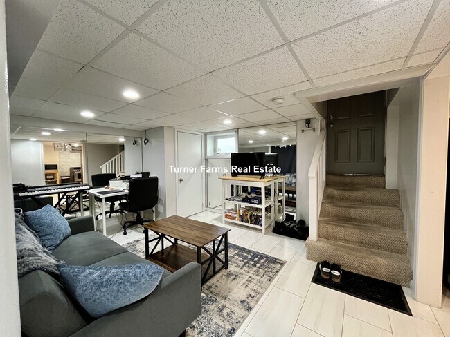 77 Fairfax St, Unit B in Somerville, MA - Building Photo - Building Photo