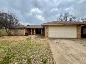 13 Pebblebeach Ct in Pantego, TX - Building Photo