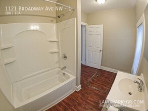 1121 Broadway Ave NW in Grand Rapids, MI - Building Photo - Building Photo