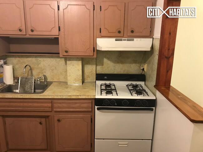 56-21 61st St-Unit -2-R in Queens, NY - Foto de edificio - Building Photo