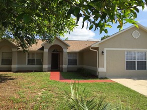 1046 Ireland Dr in Deltona, FL - Building Photo - Building Photo