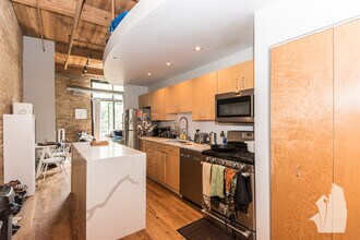 2300 W Wabansia Ave, Unit 326 in Chicago, IL - Foto de edificio - Building Photo