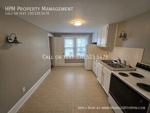 1820 Malasia Rd in Akron, OH - Foto de edificio - Building Photo