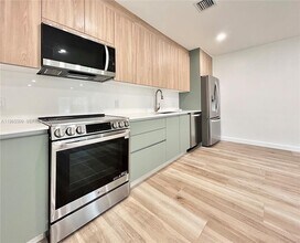 222 SE 1st St in Dania Beach, FL - Foto de edificio - Building Photo