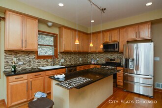1954 W Diversey Pkwy-Unit -Unit 3W in Chicago, IL - Building Photo - Building Photo