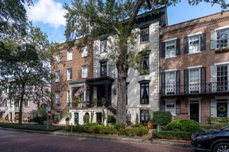 120 W Jones St in Savannah, GA - Foto de edificio - Building Photo