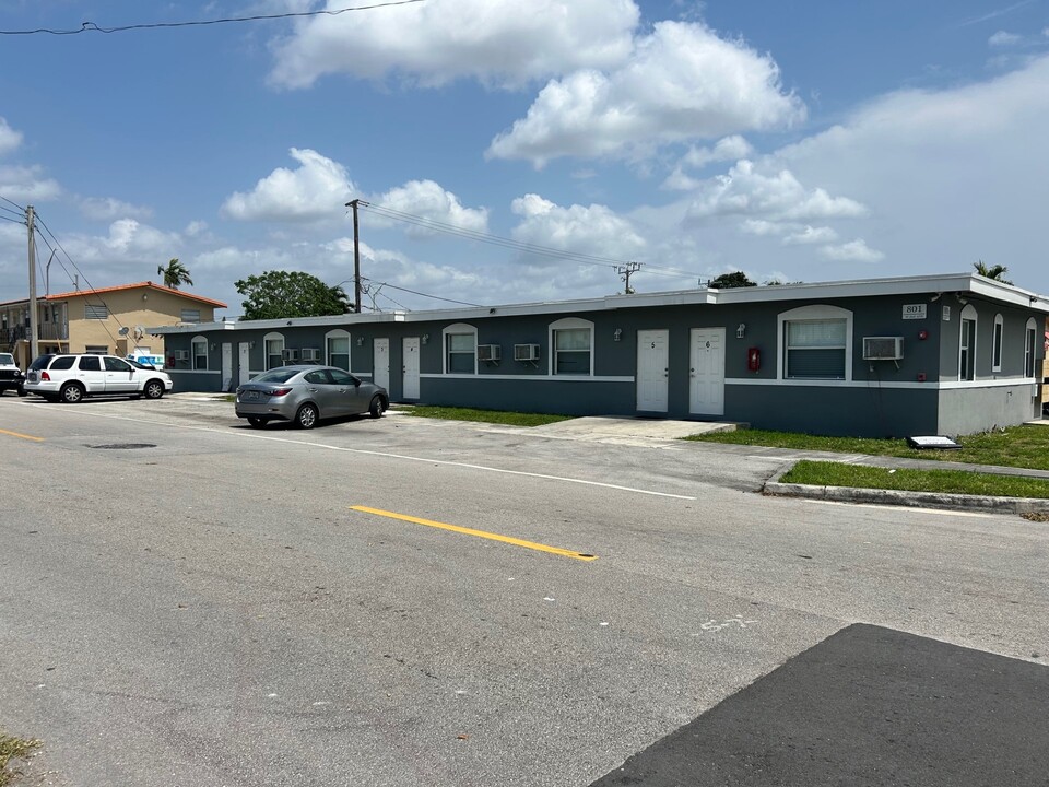 801 W 2nd Ave in Hialeah, FL - Foto de edificio