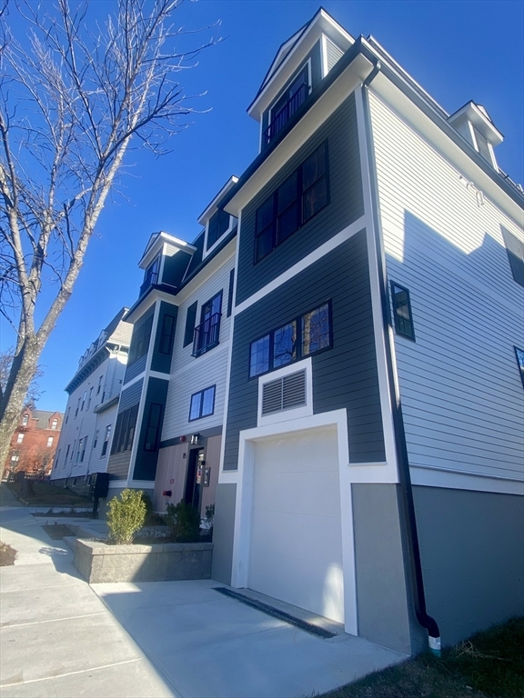 115 Thurston St, Unit B in Somerville, MA - Building Photo - Building Photo