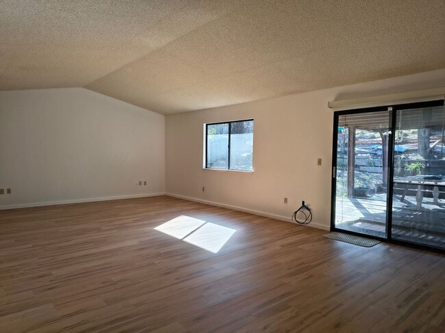 1475 Godell St in Templeton, CA - Foto de edificio - Building Photo