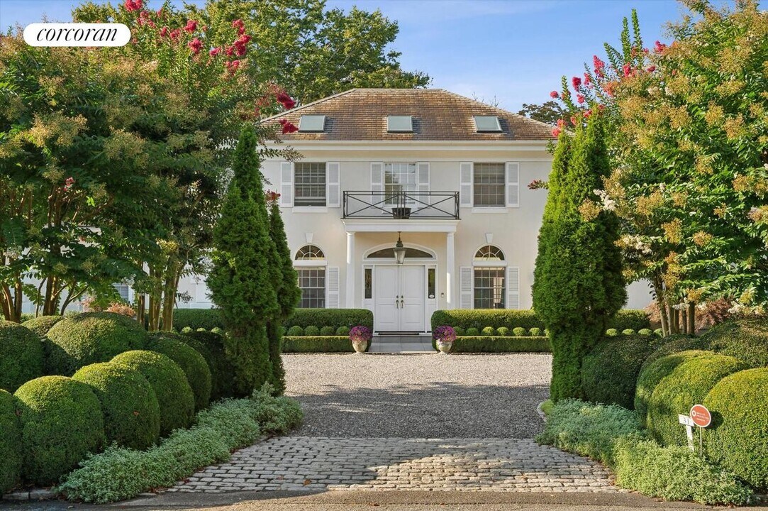 31 Terry Ct in Southampton, NY - Building Photo