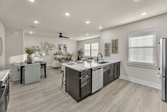 The Barracks Townhomes in College Station, TX - Foto de edificio - Building Photo