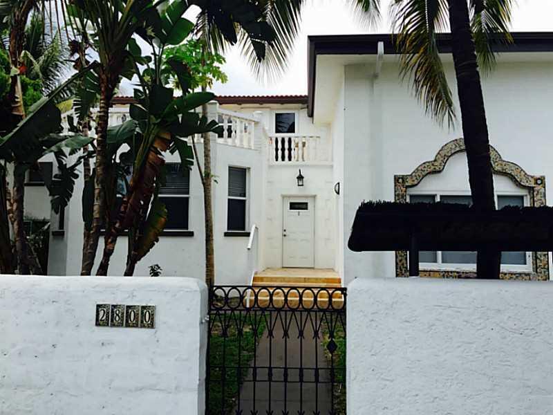 2800 Pine Tree Dr, Unit 1 in Miami Beach, FL - Building Photo