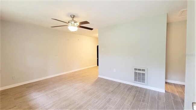 5320 Pine St in Seffner, FL - Foto de edificio - Building Photo