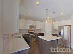 14060 Ailesbury Ave, Unit 1014 in Rosemount, MN - Foto de edificio - Building Photo