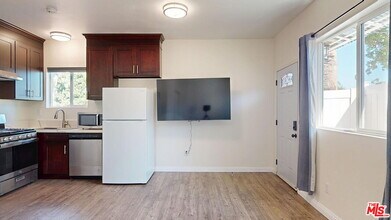 19198 Erwin St in Los Angeles, CA - Building Photo - Building Photo