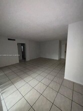 6904 N Kendall Dr in Miami, FL - Building Photo - Building Photo