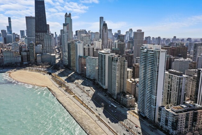 1300 N Lake Shore Dr in Chicago, IL - Building Photo - Building Photo