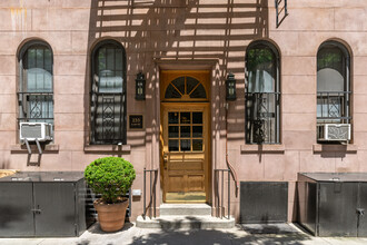 224 E 50th St in New York, NY - Building Photo - Building Photo