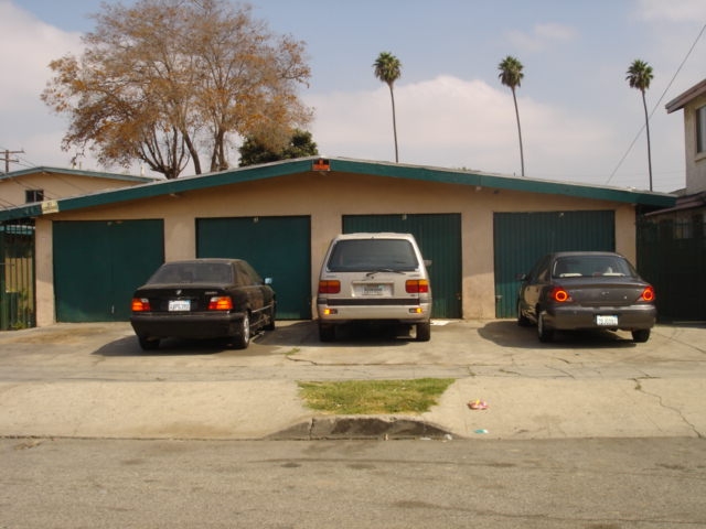 445-449 W Almond St in Compton, CA - Foto de edificio - Building Photo