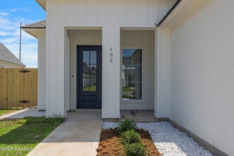 105 Alexander Palm Ave in Youngsville, LA - Building Photo - Building Photo