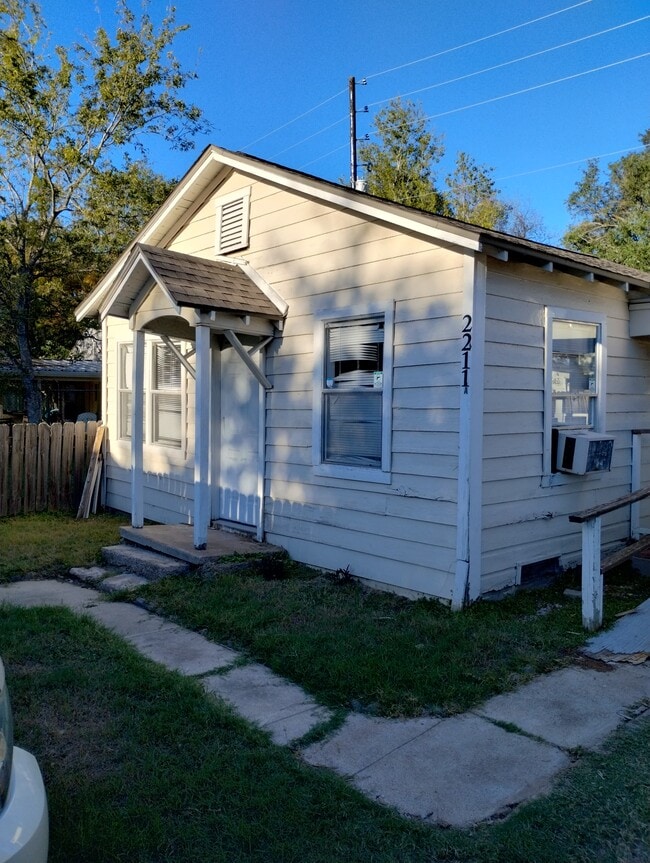 2211 Echols St in Bryan, TX - Building Photo - Building Photo