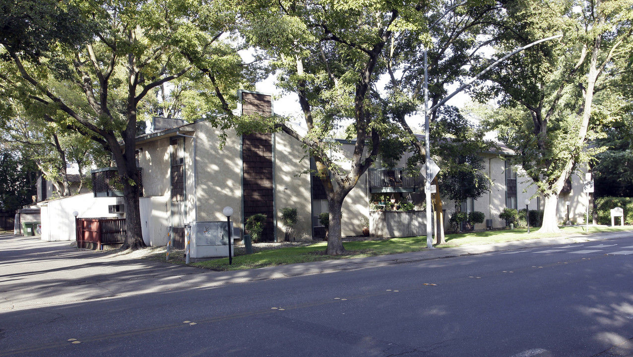 Kings & Queens Apartments in Davis, CA - Building Photo