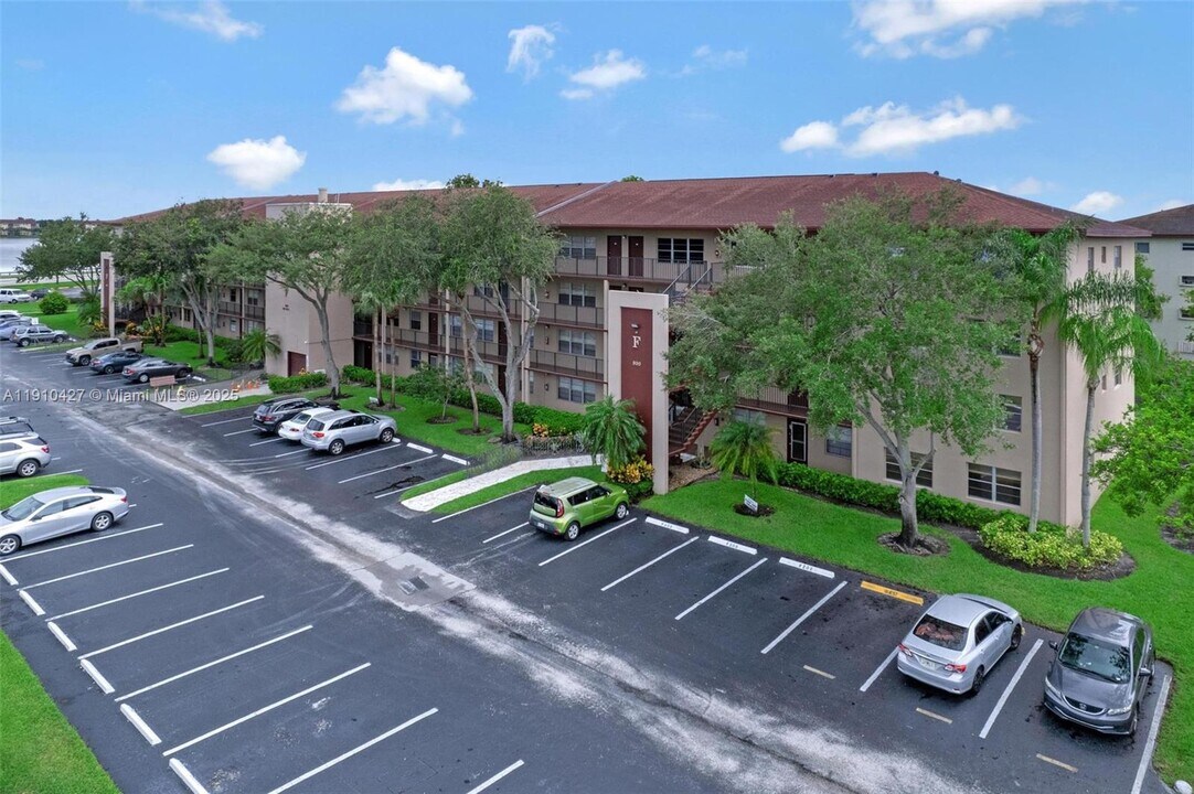 800 SW 131st Ave in Pembroke Pines, FL - Building Photo