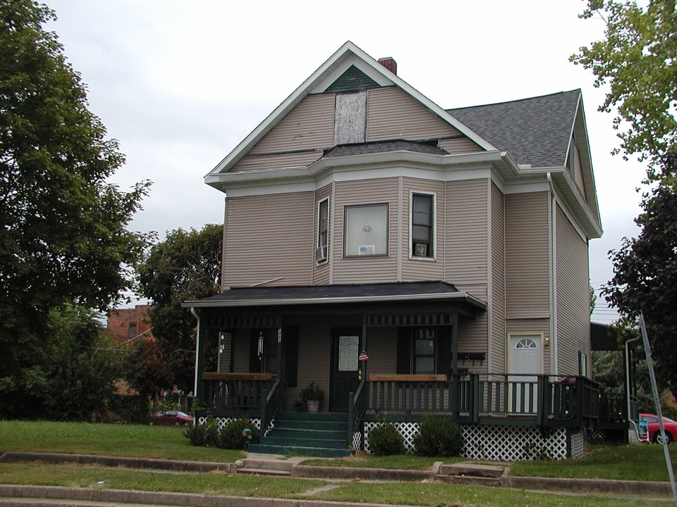 122 S Logan St in Lincoln, IL - Building Photo