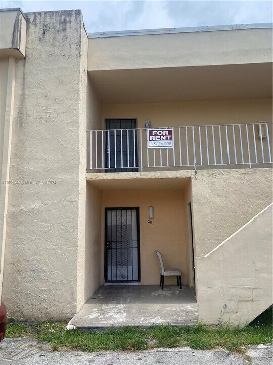 205 NE 141st St, Unit 6-1-3 in Miami, FL - Building Photo