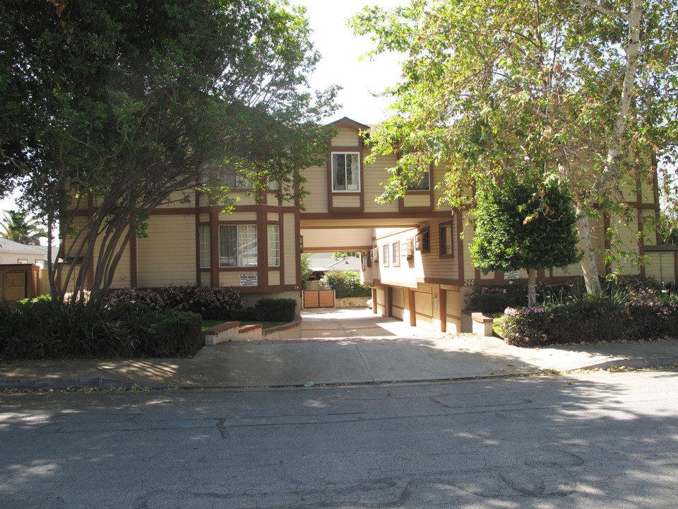 244 W Cypress Ave in Monrovia, CA - Foto de edificio