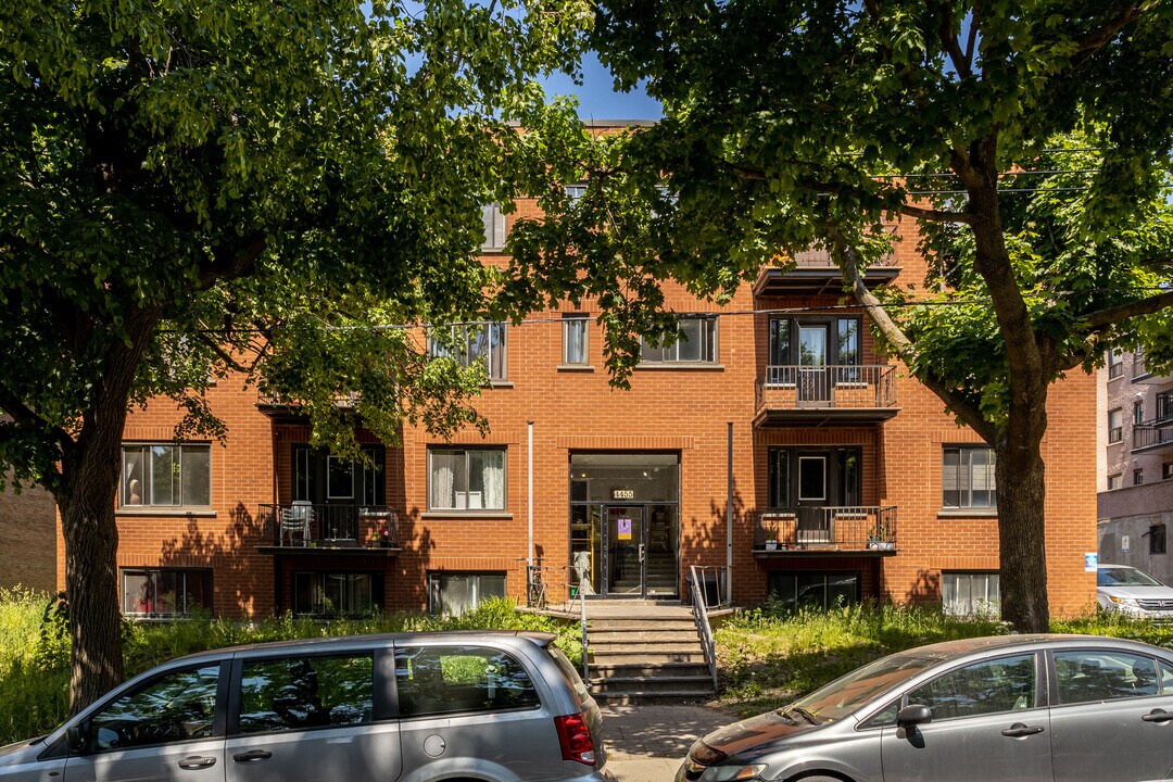 4455 Dupuis Av in Montréal, QC - Building Photo
