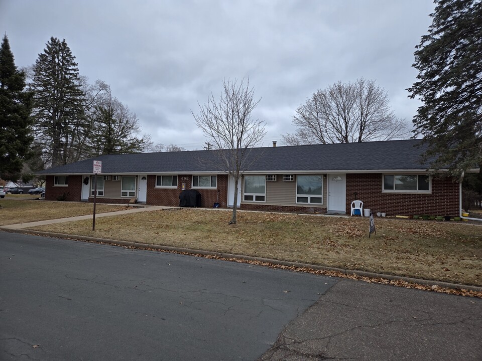 610 19th Ave W, Unit #6 in Menomonie, WI - Foto de edificio