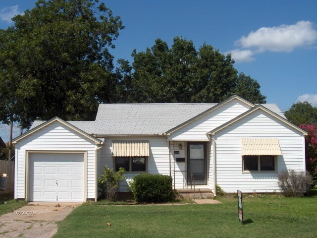 2211 NW Crosby Ave in Lawton, OK - Building Photo