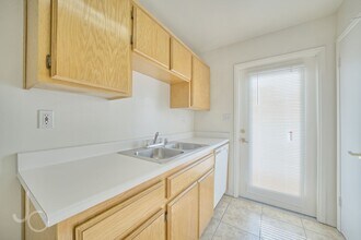 8119 Whitewater Dr in Bakersfield, CA - Building Photo - Building Photo