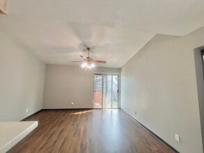 9550 Deering Dr, Unit 308 in Houston, TX - Foto de edificio - Building Photo