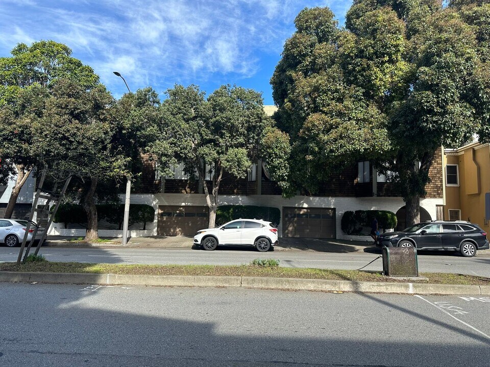460 Monterey Boulevard in San Francisco, CA - Building Photo