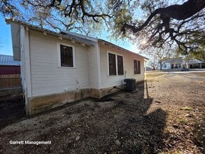 403 N Broad St in Lampasas, TX - Building Photo - Building Photo