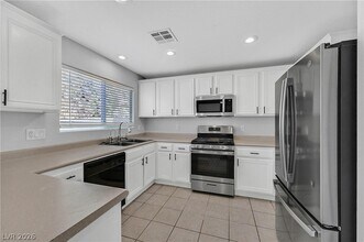 340 Silverado Pines Ave in Las Vegas, NV - Building Photo - Building Photo